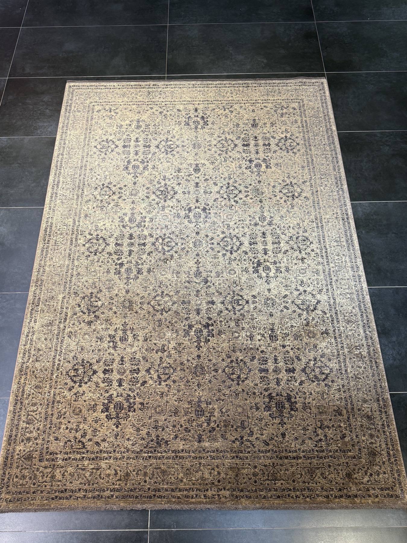 Tarz Halı Solgun Miras