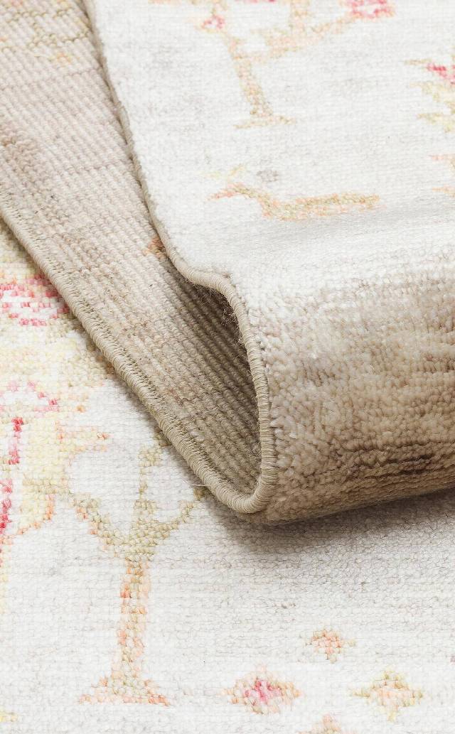 ZARA ZR 08 BEIGE AUTUMN  Otantik Desenli Özel Hav Vermeyen ve Kolay Temizlenebilir Tensel Kullanılarak El Emeği ile Özel Tezgahlarda Üretilen Modern Uşak Halısı
