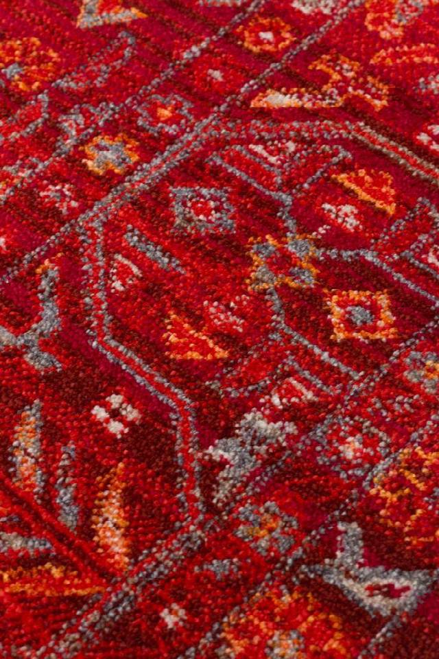 PIETRA PTA 21 RED  Sıcak Renk Tonlarını Etnik Desenler ile Buluşturan Yumuşak Tuşeli Makine Halısı